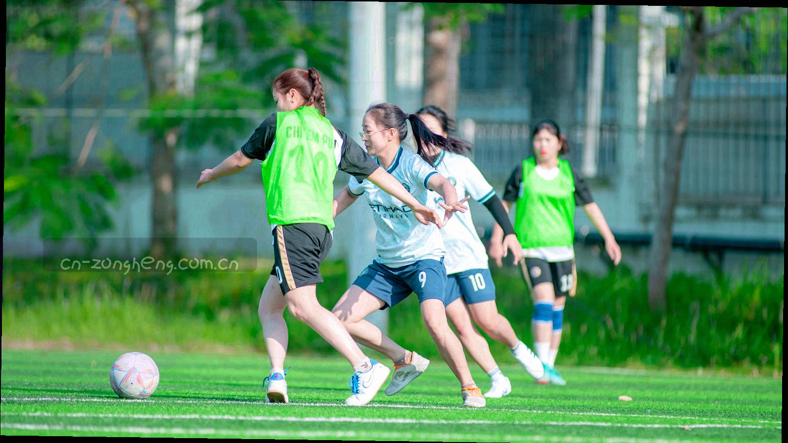 冷色抽象数据网格与细线节点，局部以电光青高亮少量节点